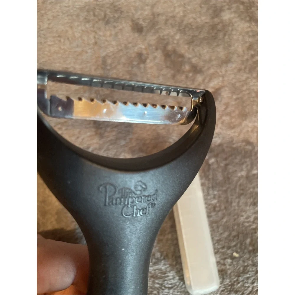 Pampered Chef Serrated Peeler Black